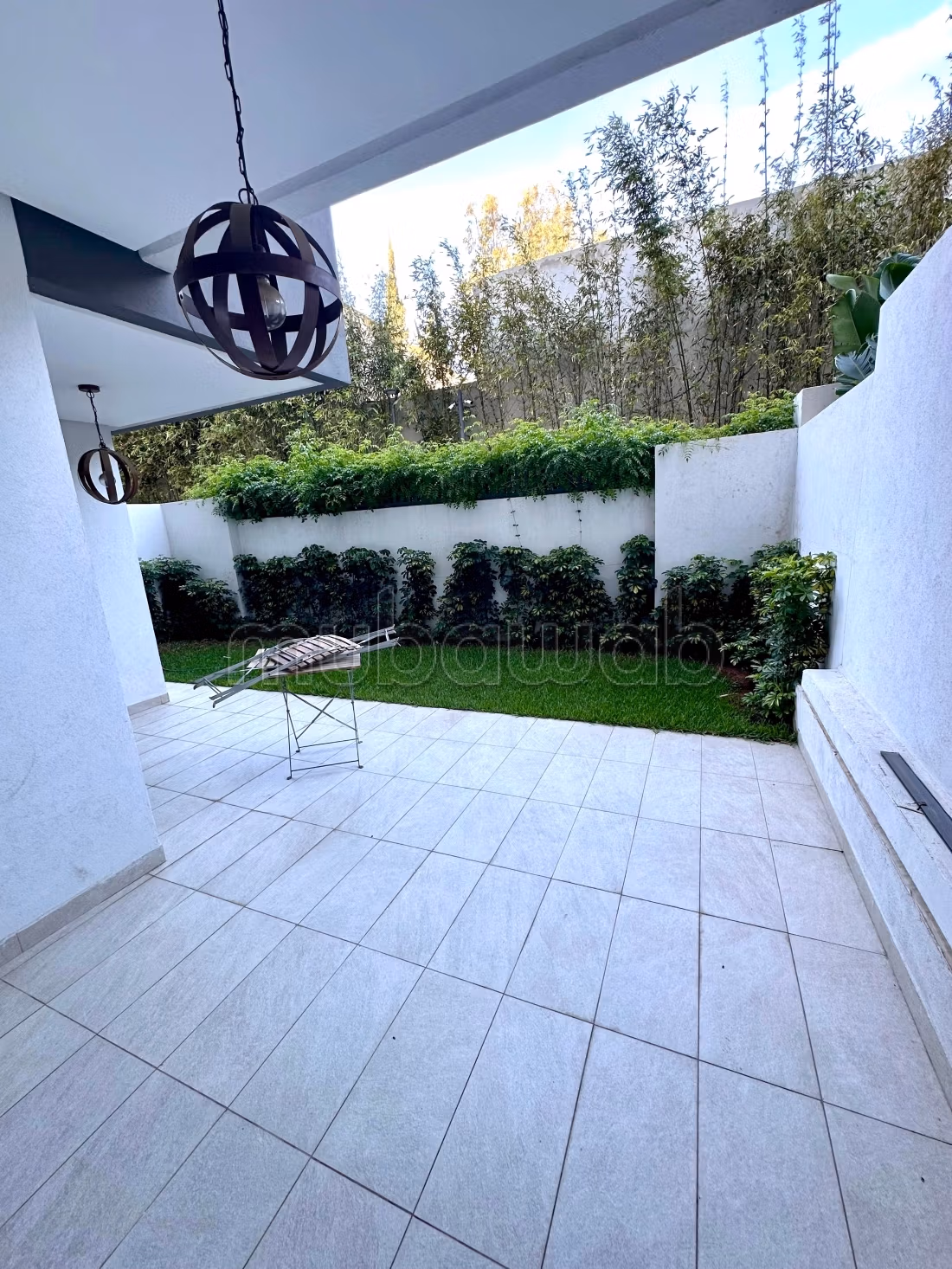 Rez de jardin à louer vide dans une résidence sécurisée avec piscine et salle de sport