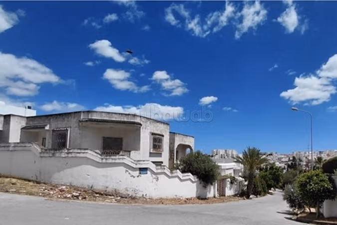 Villa à démolir sur un terrain 522 m² à Ennasr 2
