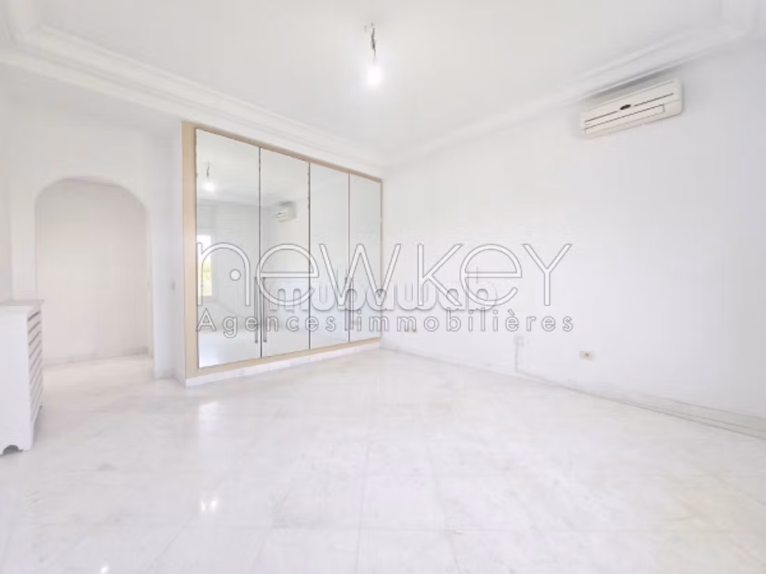 A villa S4 with pool in Gammarth