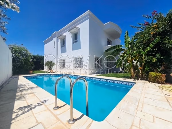 Una villa S4 con piscina a Gammarth