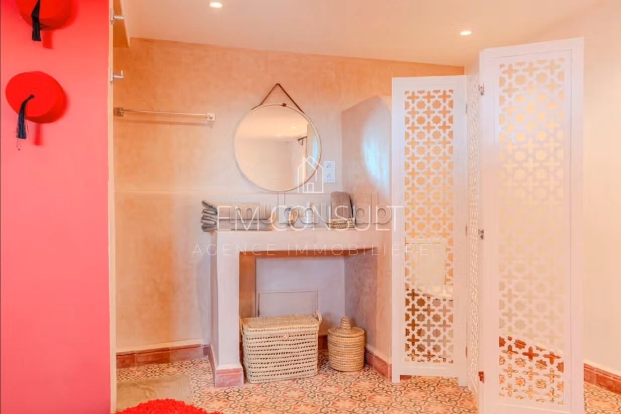 Villa de haut standing à vendre à Ennakhil Palmeraie. 5 belles chambres. Meublé