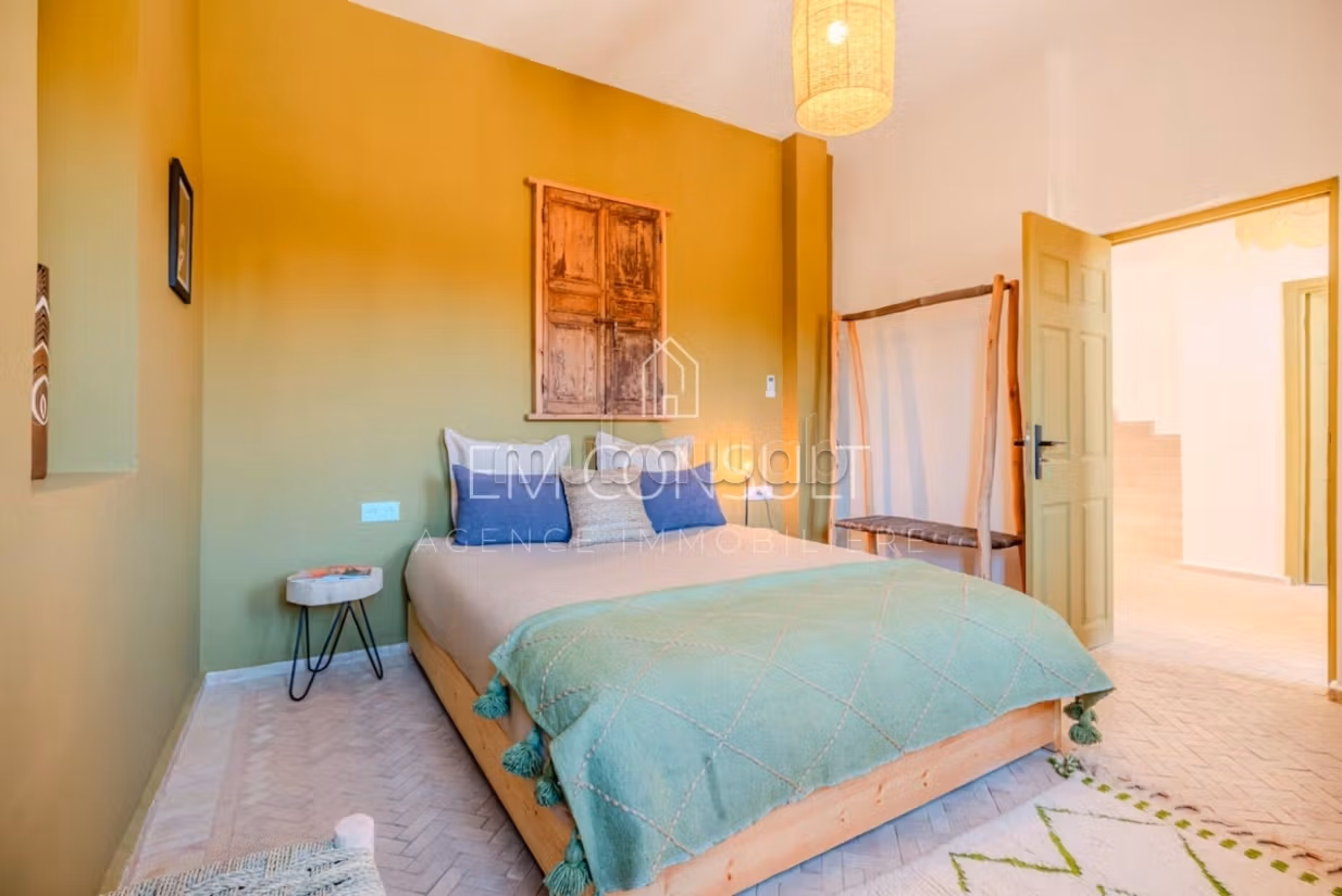 Villa de haut standing à vendre à Ennakhil Palmeraie. 5 belles chambres. Meublé