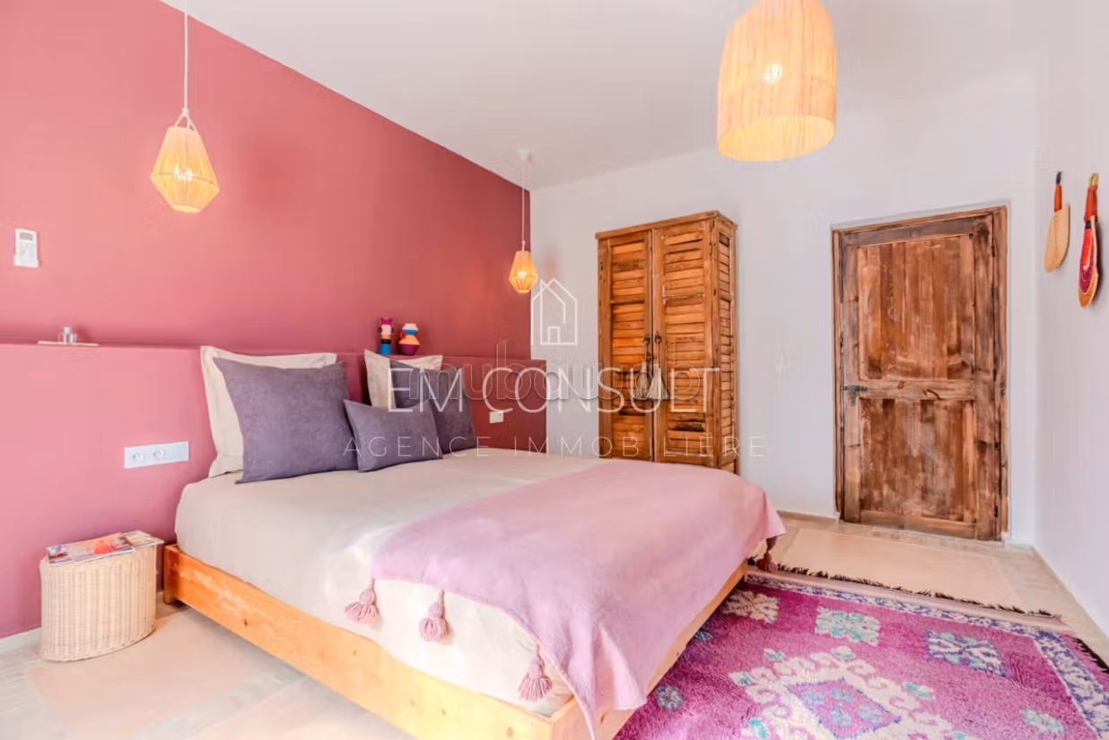 Villa de haut standing à vendre à Ennakhil Palmeraie. 5 belles chambres. Meublé
