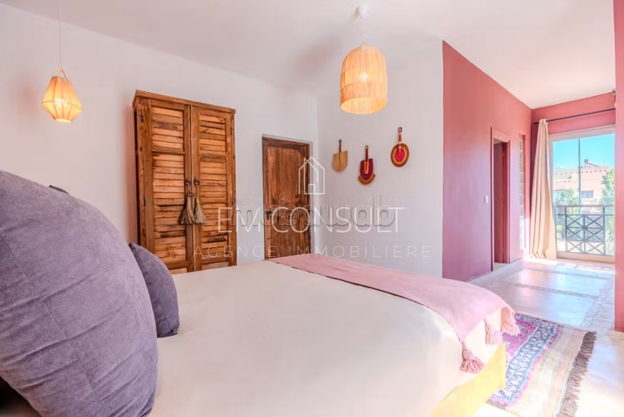 Villa de haut standing à vendre à Ennakhil Palmeraie. 5 belles chambres. Meublé
