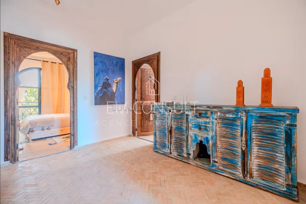 Villa de haut standing à vendre à Ennakhil Palmeraie. 5 belles chambres. Meublé