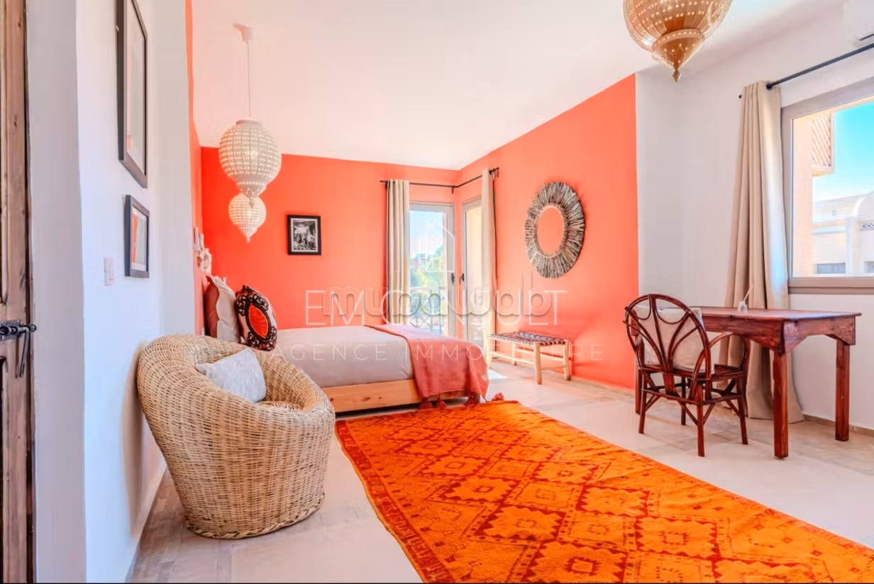 Villa de haut standing à vendre à Ennakhil Palmeraie. 5 belles chambres. Meublé