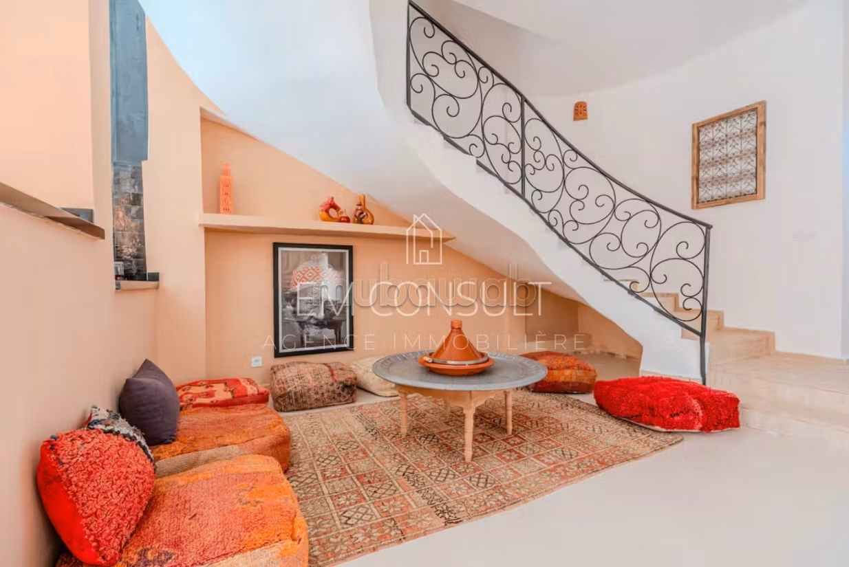Villa de haut standing à vendre à Ennakhil Palmeraie. 5 belles chambres. Meublé