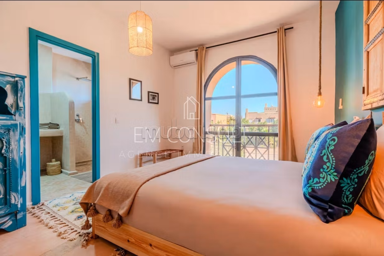 Villa de haut standing à vendre à Ennakhil Palmeraie. 5 belles chambres. Meublé