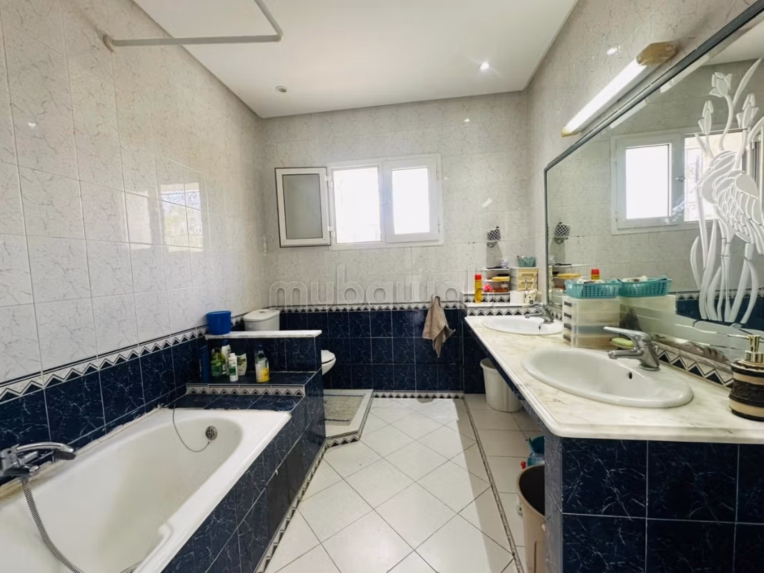 A vendre une villa en S6 à la Petite Ariana