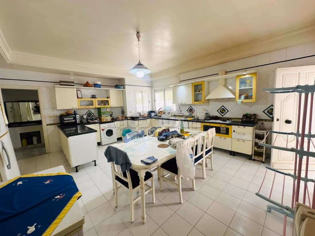A vendre une villa en S6 à la Petite Ariana
