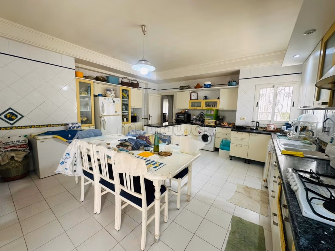 A vendre une villa en S6 à la Petite Ariana