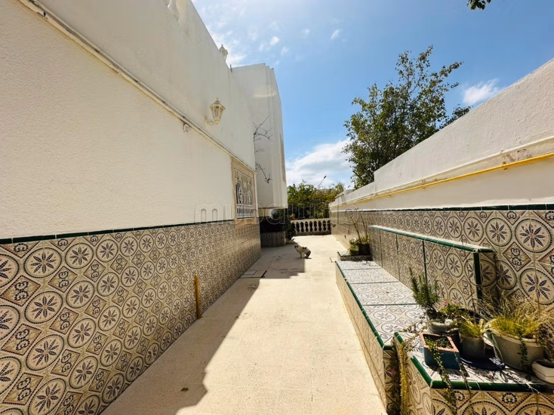 A vendre une villa en S6 à la Petite Ariana