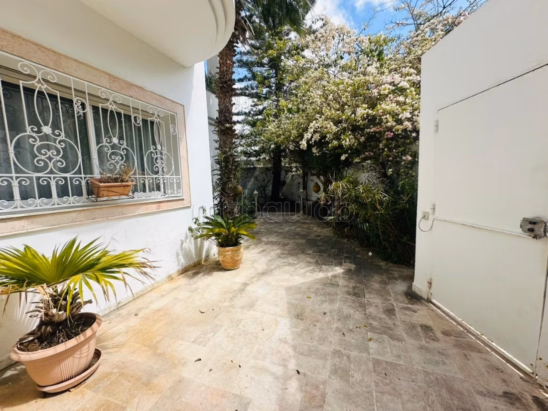 A vendre une villa en S6 à la Petite Ariana