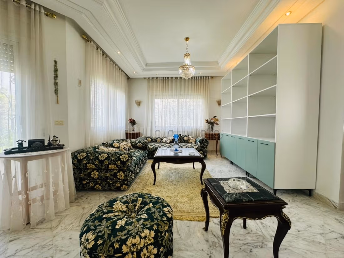 A vendre une villa en S6 à la Petite Ariana