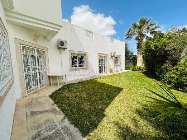 A vendre une villa en S6 à la Petite Ariana