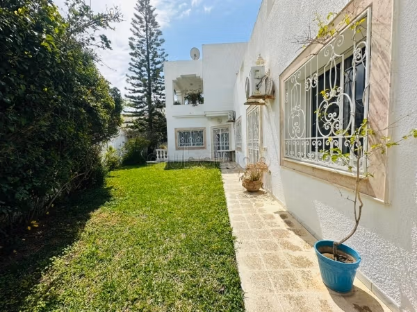 A vendre une villa en S6 à la Petite Ariana