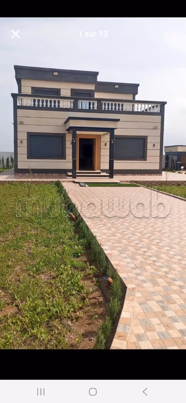 Excelente villa disponible para la venta en Sidi Rahal. Superficie total de 2200 m². Salón auténtico, antena satelital.