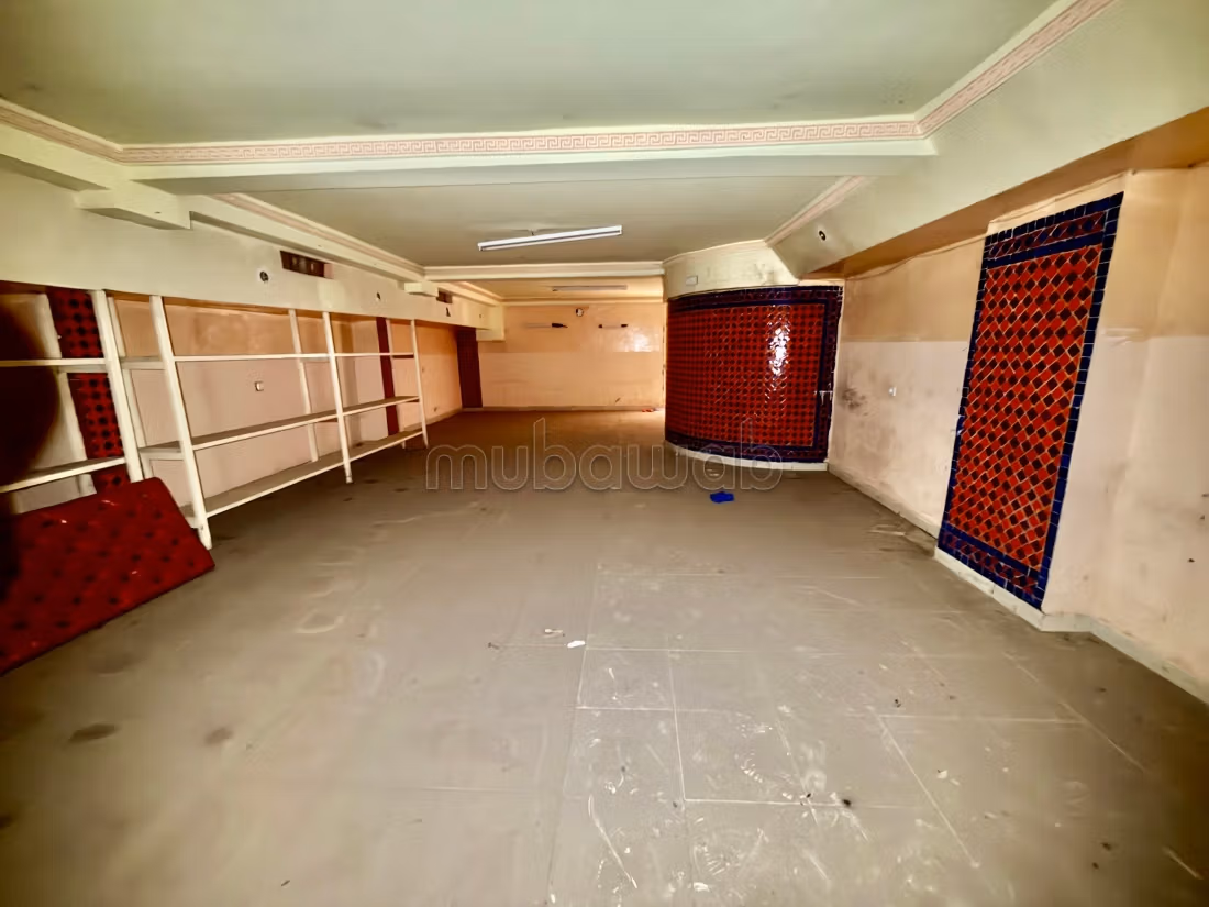 Local commercial à l'achat à Allal El Fassi. Surface 50 m² sol et 150 m² cave. Porte blindée, sécurité