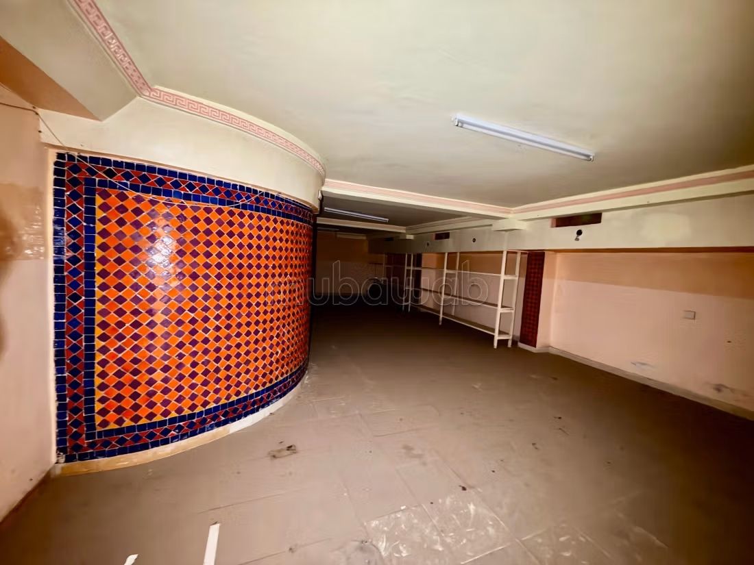 Local commercial à l'achat à Allal El Fassi. Surface 50 m² sol et 150 m² cave. Porte blindée, sécurité