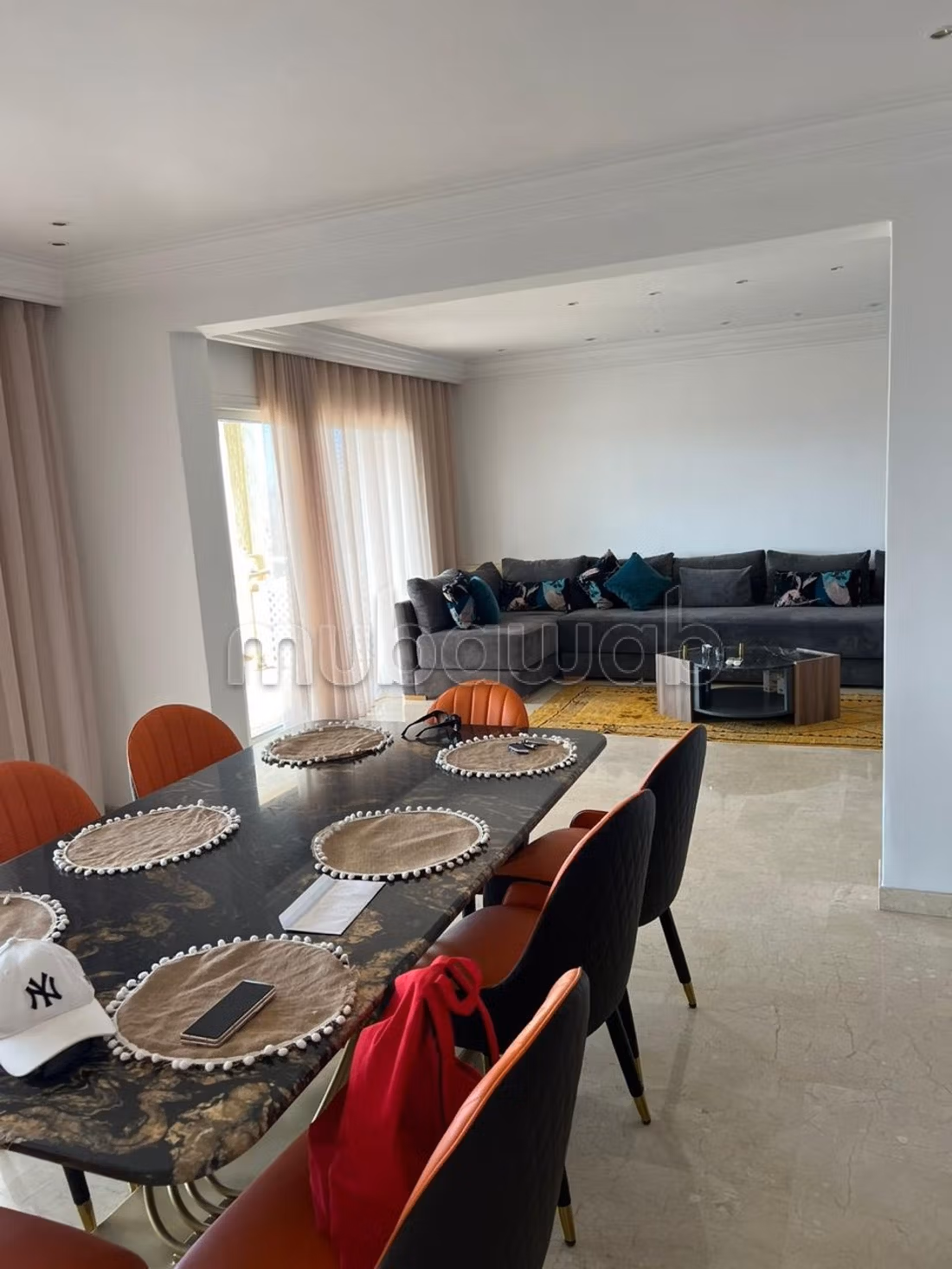 Location d'un appartement à Riyad. 
Surface totale 400 m². 
Salon traditionnel marocain — 2