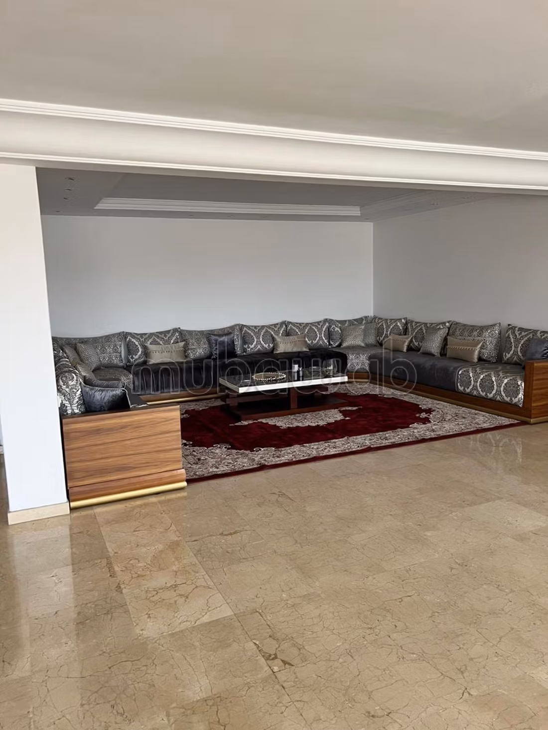 Location d'un appartement à Riyad. 
Surface totale 400 m². 
Salon traditionnel marocain — 3