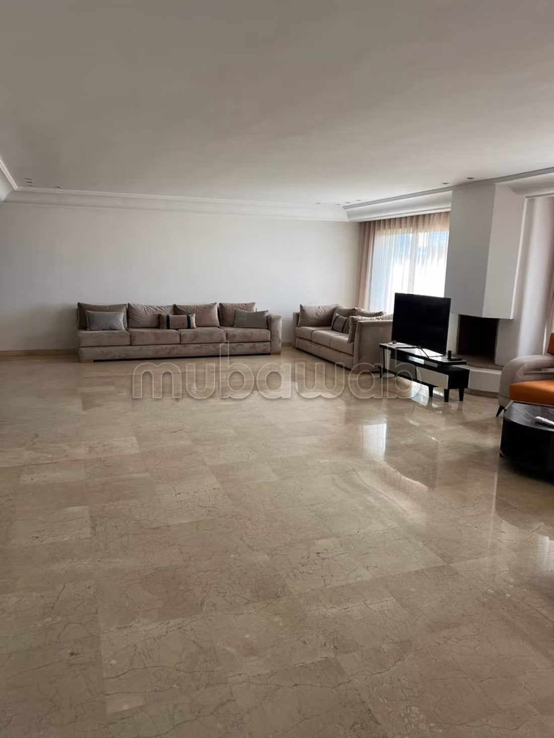 Location d'un appartement à Riyad. 
Surface totale 400 m². 
Salon traditionnel marocain — 4