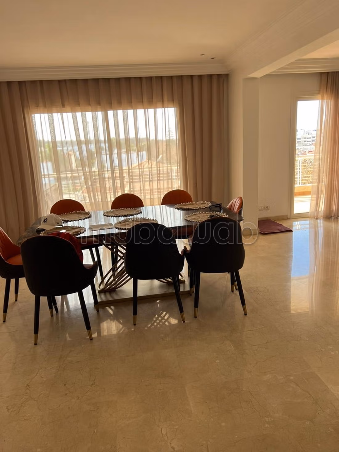 Location d'un appartement à Riyad. 
Surface totale 400 m². 
Salon traditionnel marocain — 6