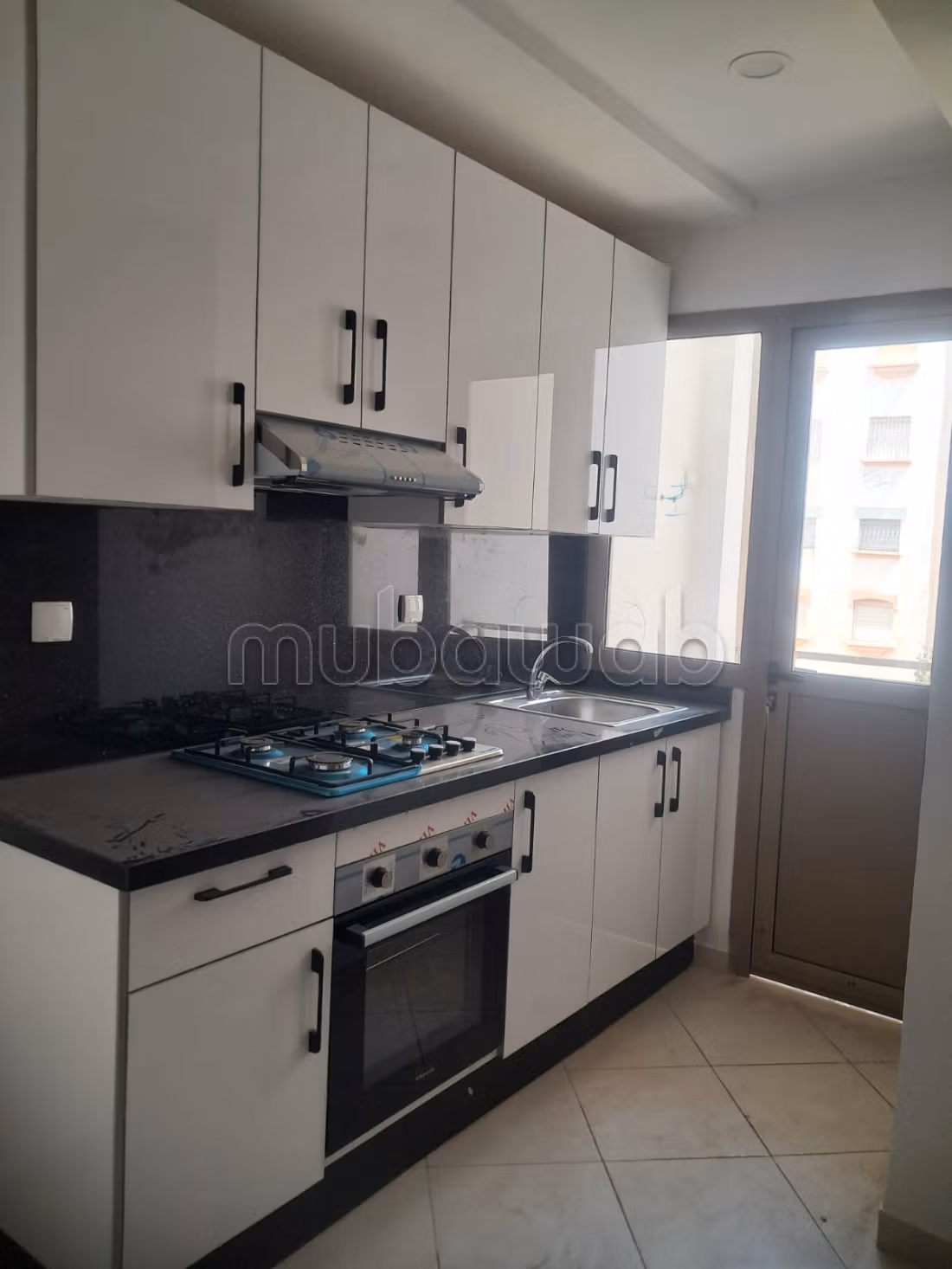Appartement à vendre à Hay Salam. 
4 grandes pièces. 
Avec ascenseur