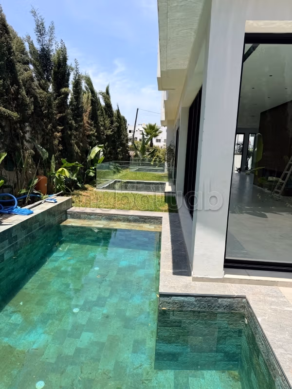 Villa contemporaine neuve à Ain Diab – Élégance, lumière et volumes exceptionnels
