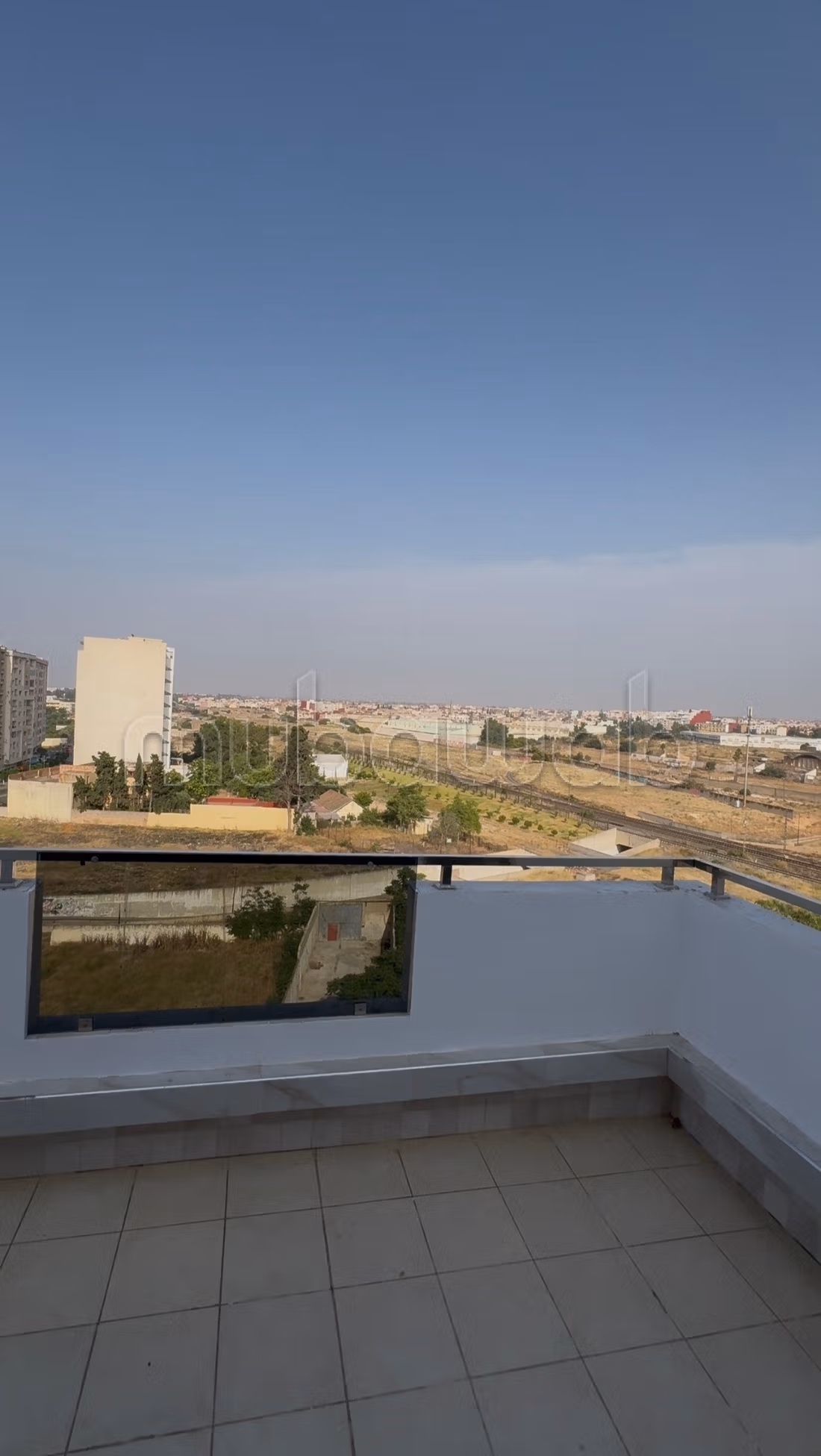 Superbe appartement à vendre à Hamria.
Surface de 93 m².
Porte blindée, salon marocain traditionnel