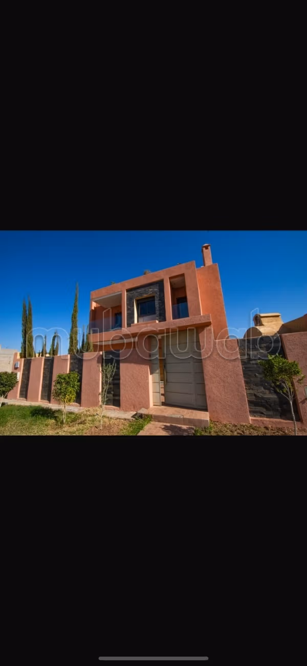 Vente villa de luxe à Route de Ouarzazate. 
12 pièces confortables. 
Bien meublé