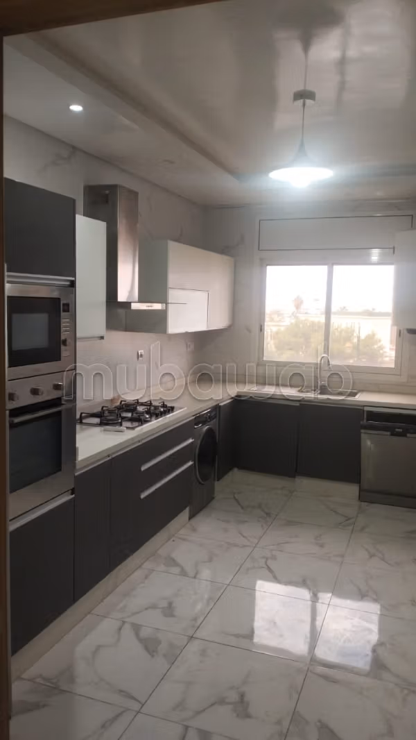Bellissimo appartamento vuoto di 4 camere ad Agdal