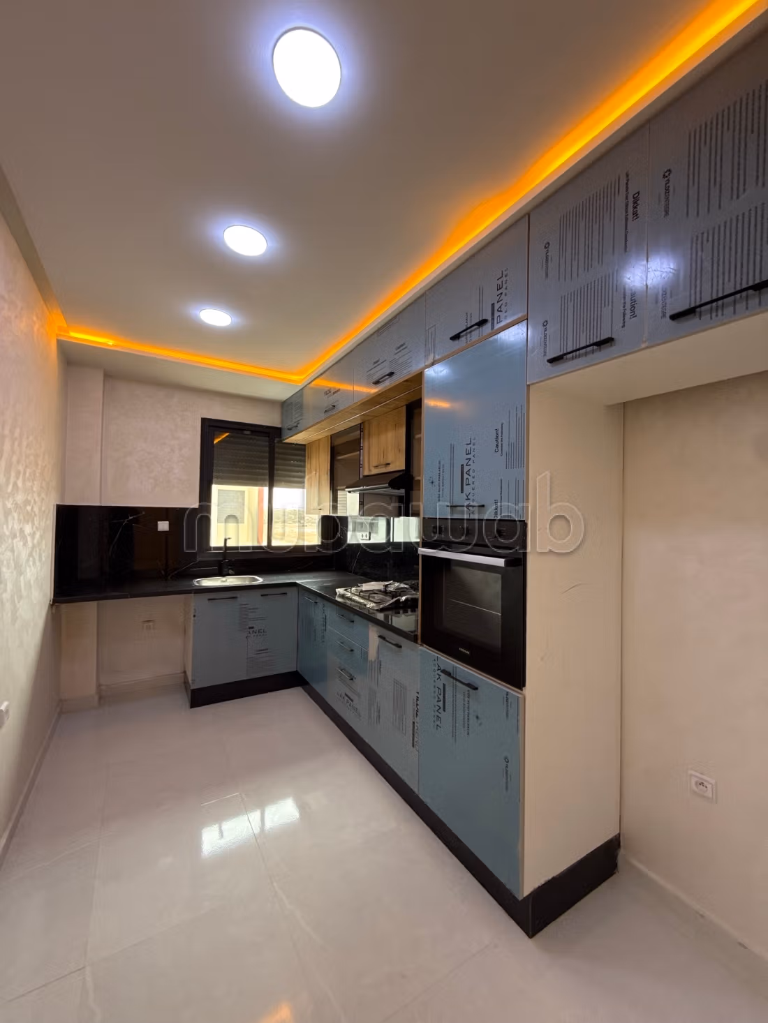 Vente d'un appartement à Sidi Rahal Plage. 2 belles chambres. Porte solide, salon marocain traditionnel
