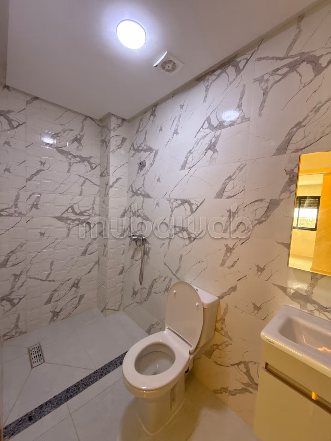 Vente d'un appartement à Sidi Rahal Plage. 2 belles chambres. Porte solide, salon marocain traditionnel