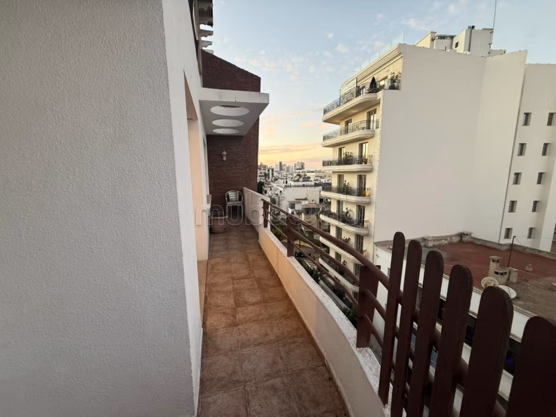 Superbe appartement à louer à Gauthier.
3 belles chambres.
Cheminée et concierge