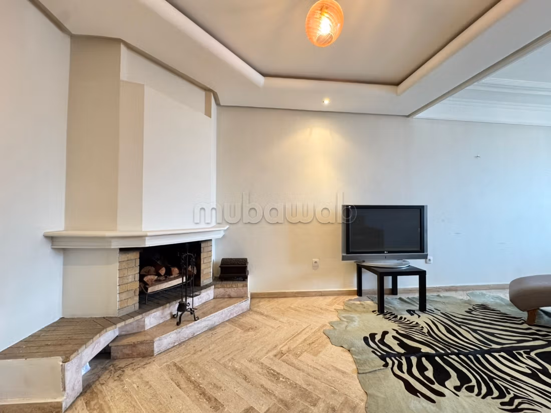 Superbe appartement à louer à Gauthier.
3 belles chambres.
Cheminée et concierge — 3