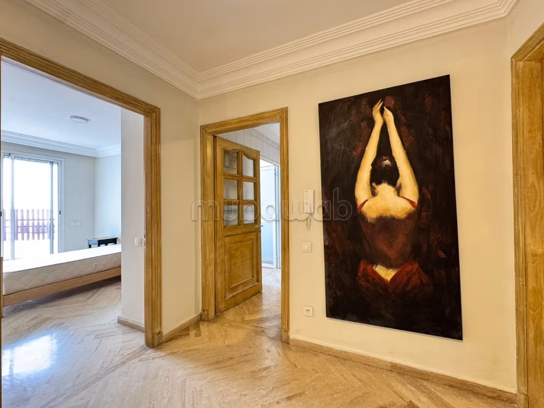 Superbe appartement à louer à Gauthier.
3 belles chambres.
Cheminée et concierge — 4
