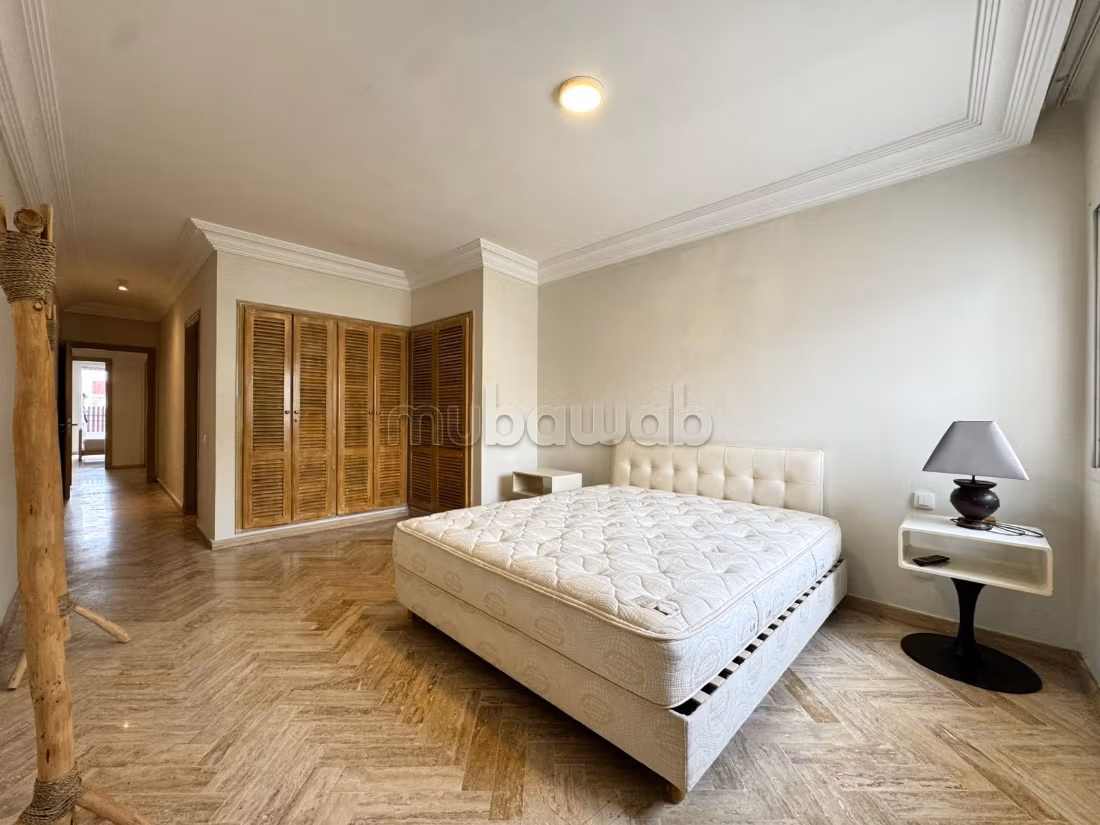 Superbe appartement à louer à Gauthier.
3 belles chambres.
Cheminée et concierge — 5