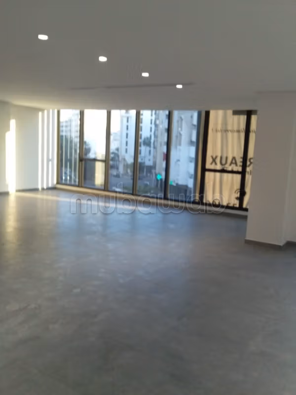 Offices for rent in Bourgogne West. Area 100 m². Elevator