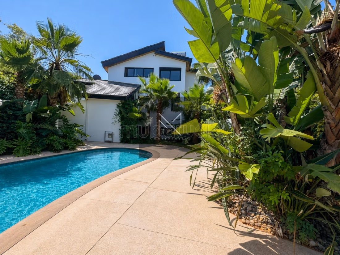 Villa atípica en alquiler en Anfa Superior, Casablanca, arquitectura singular, jardín tropical y gran espacio de vida