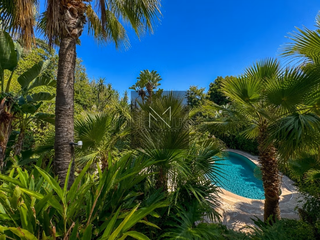 Villa atípica en alquiler en Anfa Superior, Casablanca, arquitectura singular, jardín tropical y gran espacio de vida