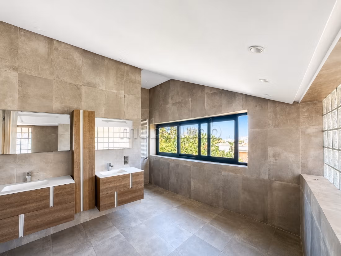 Villa atípica en alquiler en Anfa Superior, Casablanca, arquitectura singular, jardín tropical y gran espacio de vida