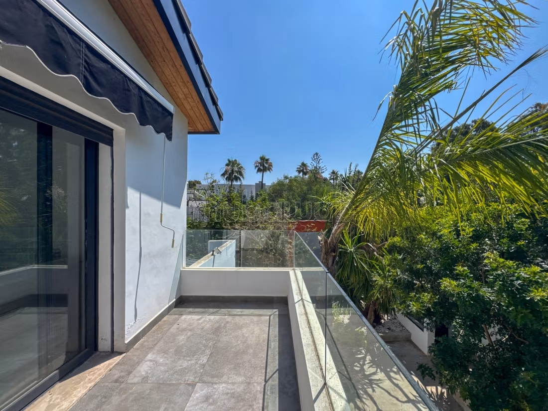 Villa atípica en alquiler en Anfa Superior, Casablanca, arquitectura singular, jardín tropical y gran espacio de vida