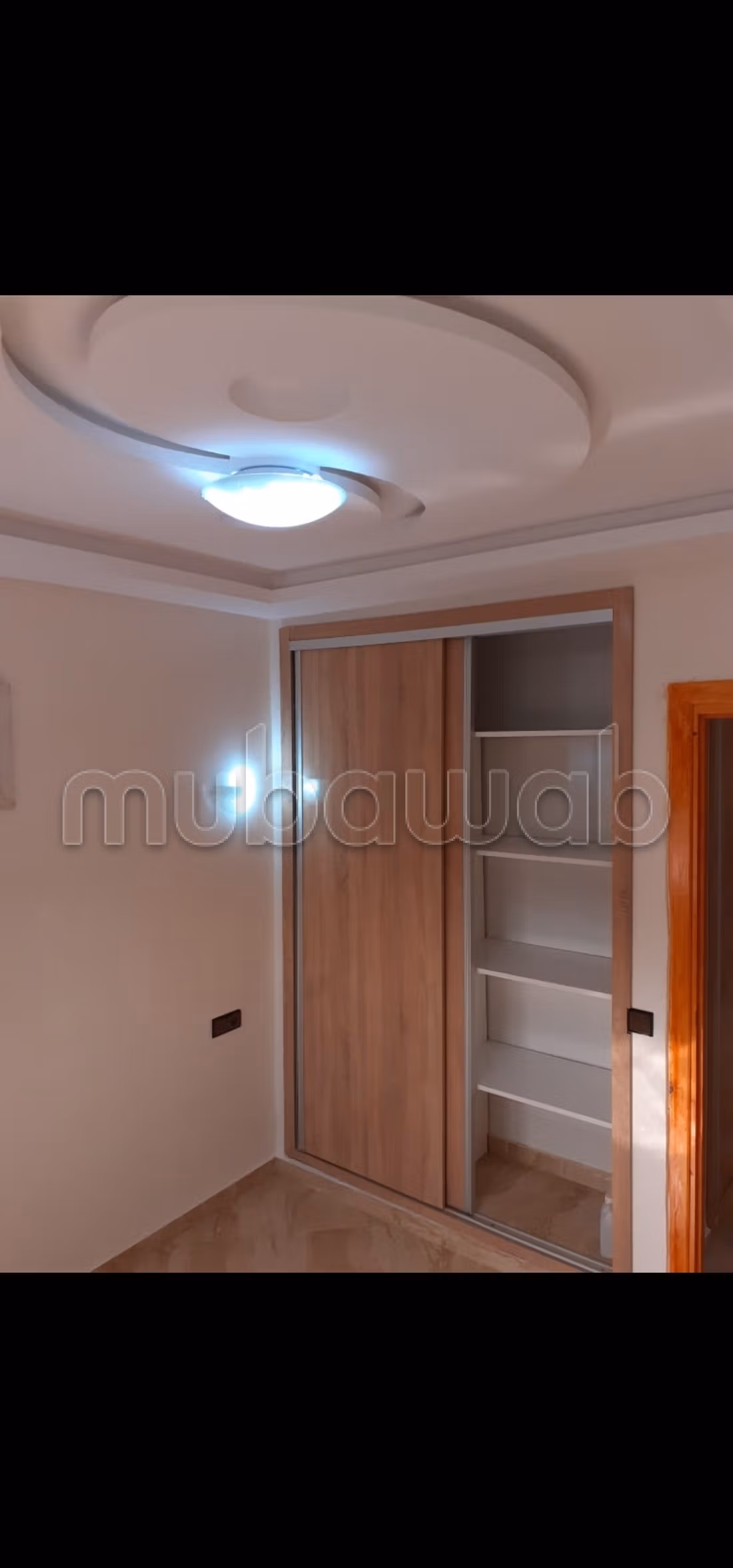 Bel appartement en location à Cité Adrar. 
Surface de 60 m². 
Avec ascenseur