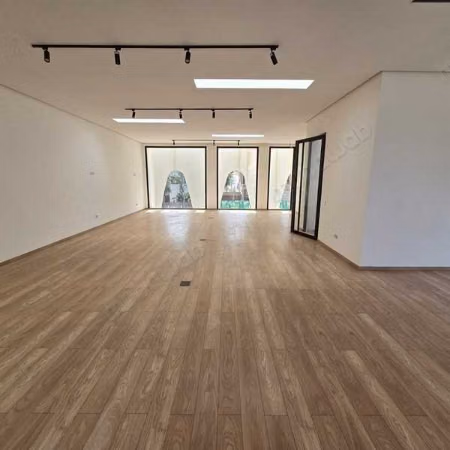 Local commercial à Louer de 152.0 m² à Casablanca, Cil