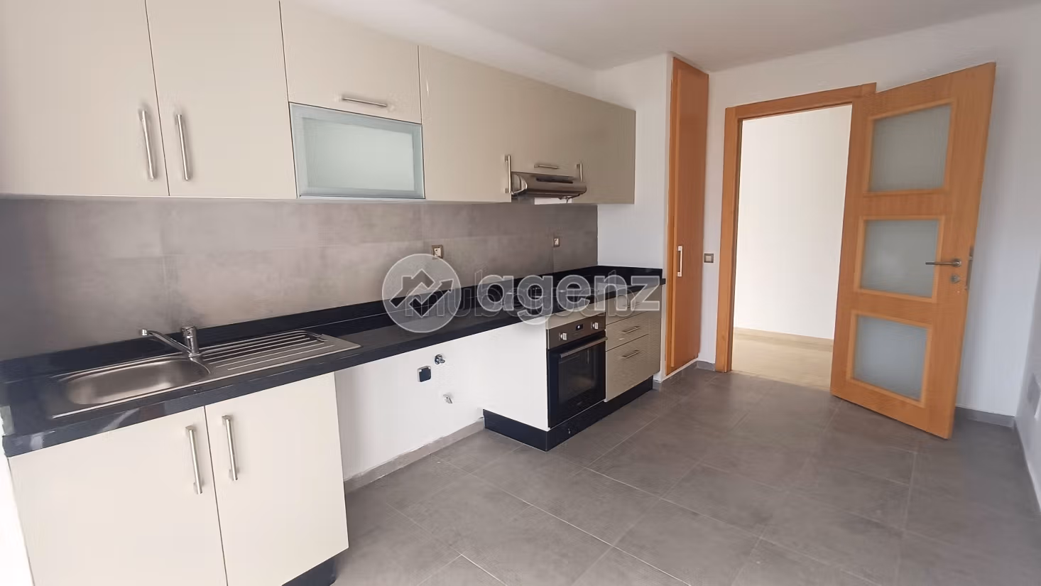 Appartamento in affitto di 143 m², 3 camere Hay Al Rajaa Fillah Rabat