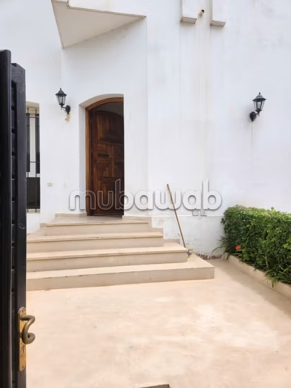 Te huur villa met tuin in Ain Diab