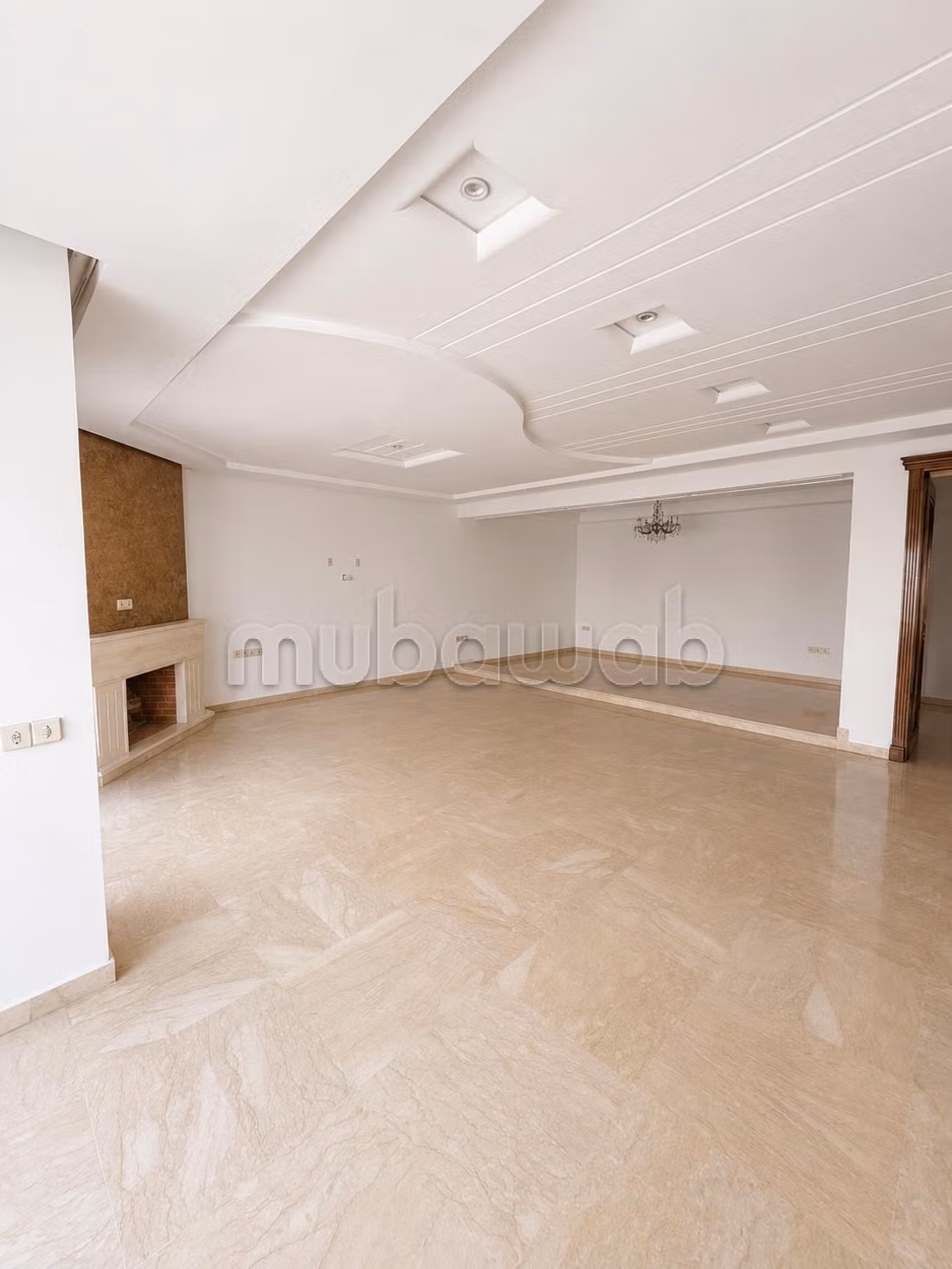 Bel appartement en location à Bourgogne Ouest. 5 belles chambres. Ascenseur et terrasse