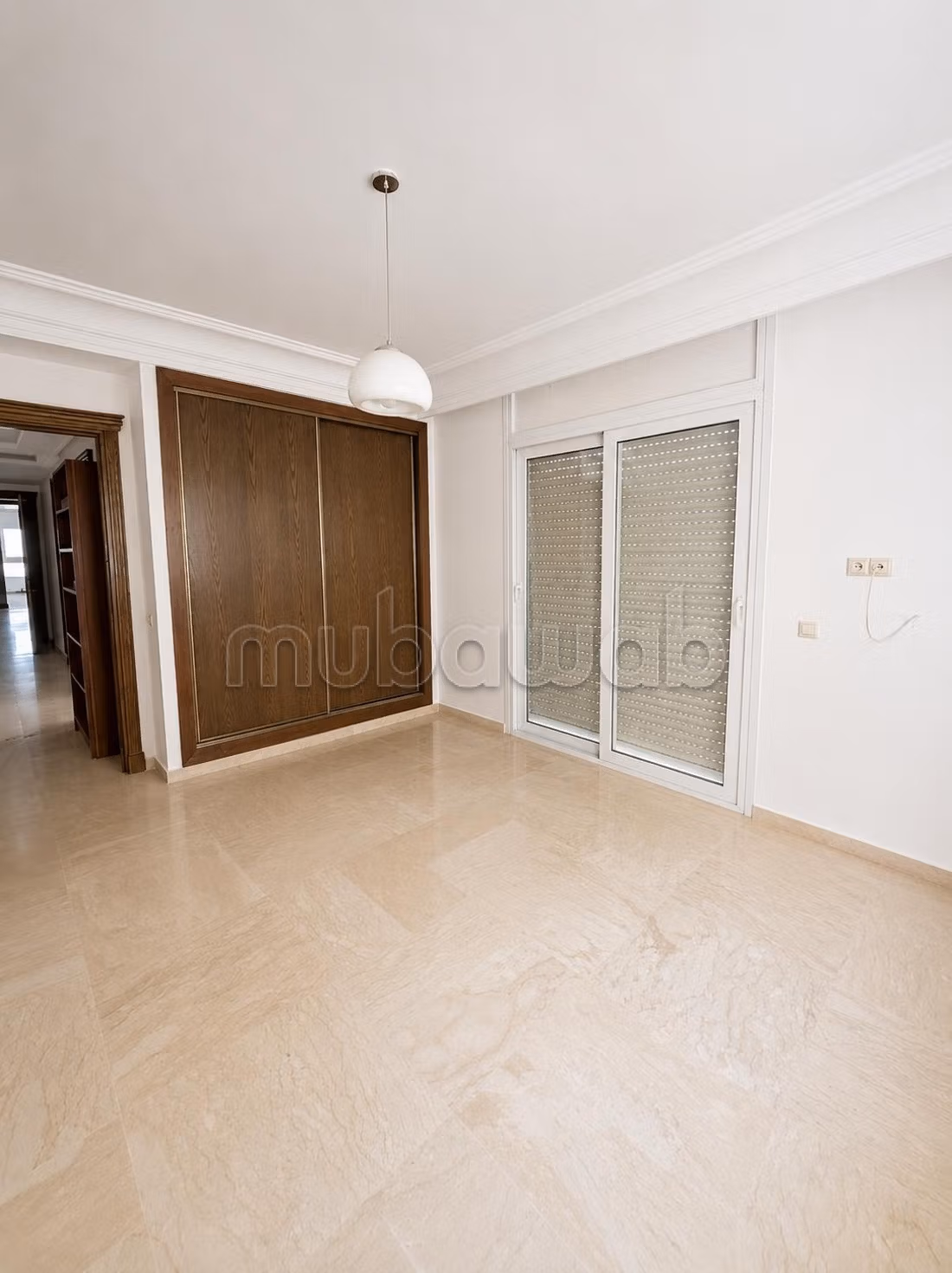 Bel appartement en location à Bourgogne Ouest. 5 belles chambres. Ascenseur et terrasse — 3