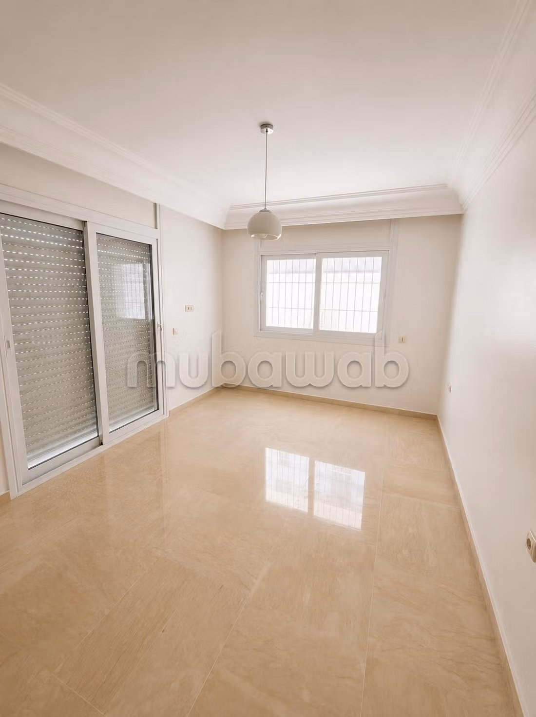 Bel appartement en location à Bourgogne Ouest. 5 belles chambres. Ascenseur et terrasse — 4